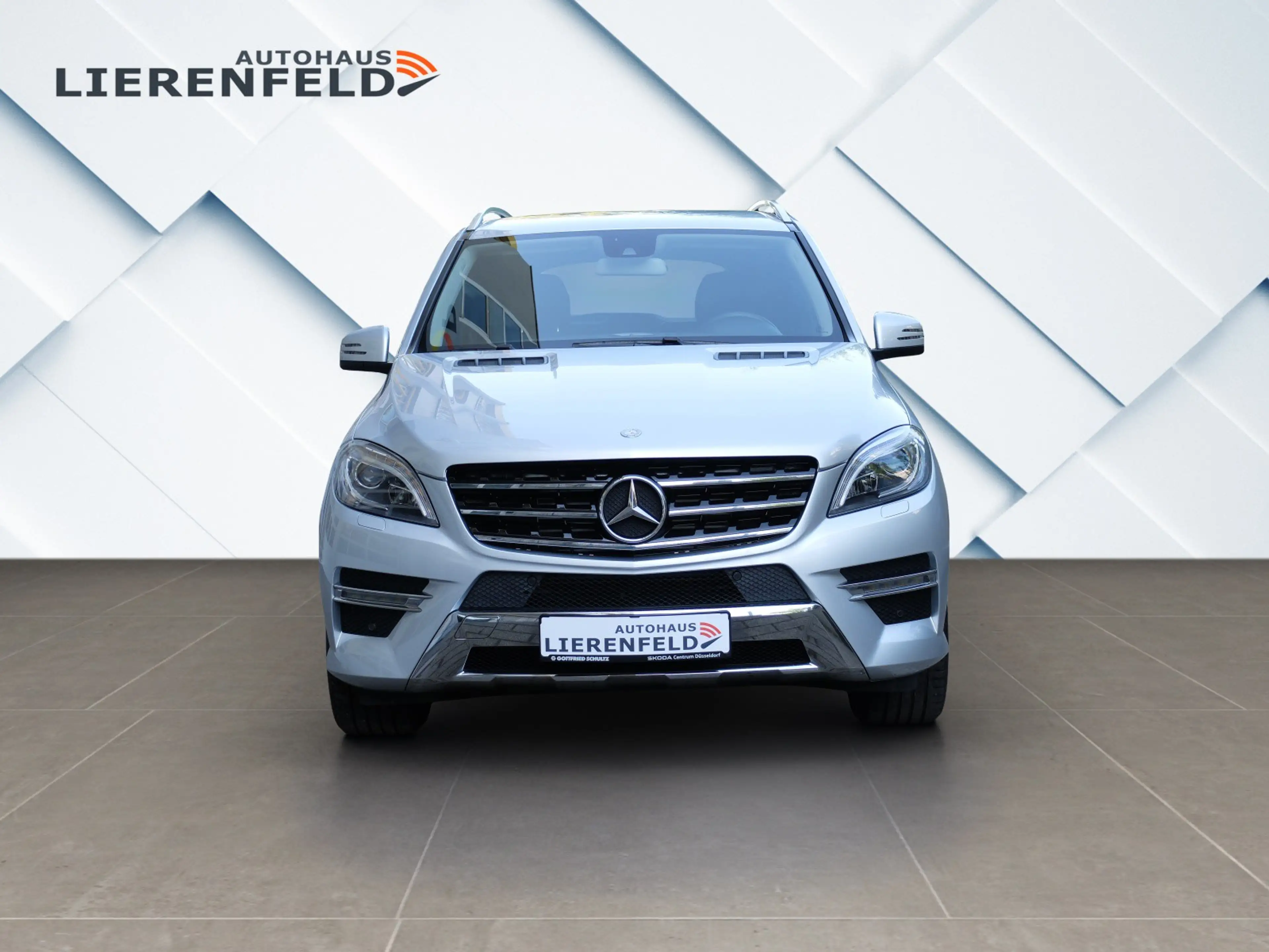 Mercedes-Benz ML 350 CDI AMG Line 1.Hand wie neu — photo 6
