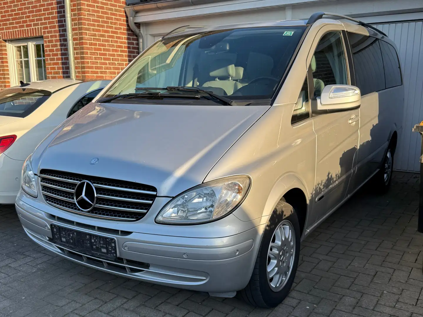 Mercedes-Benz Viano 2.2 CDI extralang Automatik 4Matic Ambiente Edit D Stříbrná - 2