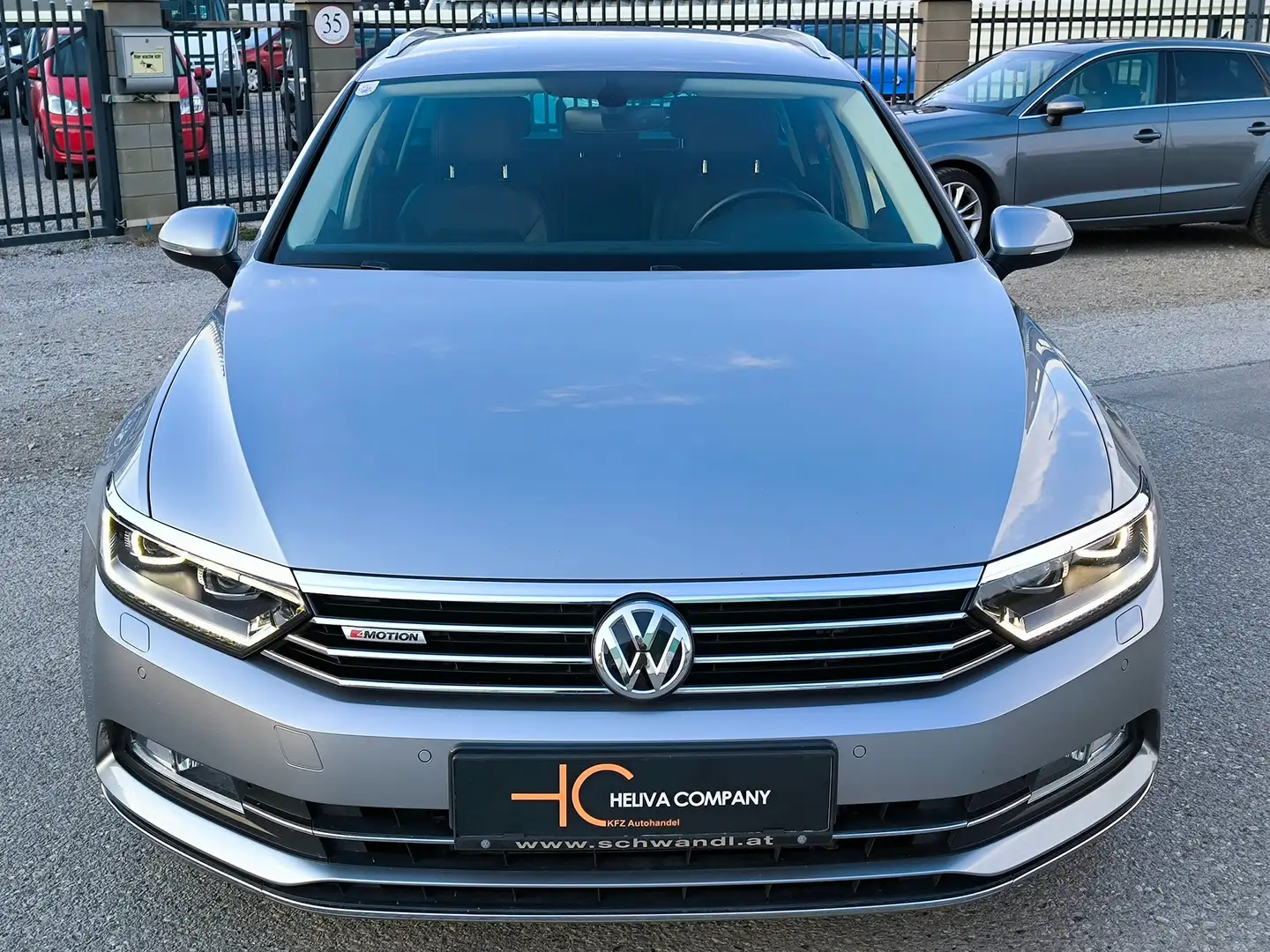 Volkswagen Passat Variant SCR Highline TDI 4Motion DSG Grijs - 2