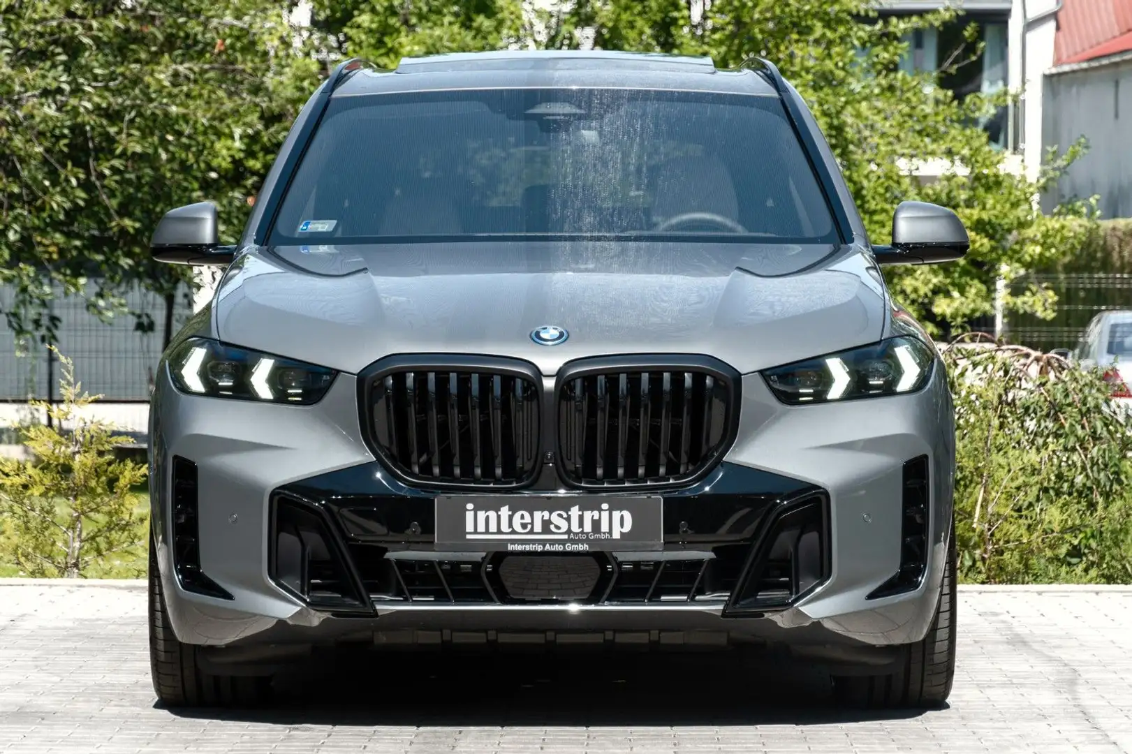 BMW X5 50e M Sport LUFTF.DR.ASS.PANO.H/K.LHZ.360.AHK Grau - 2