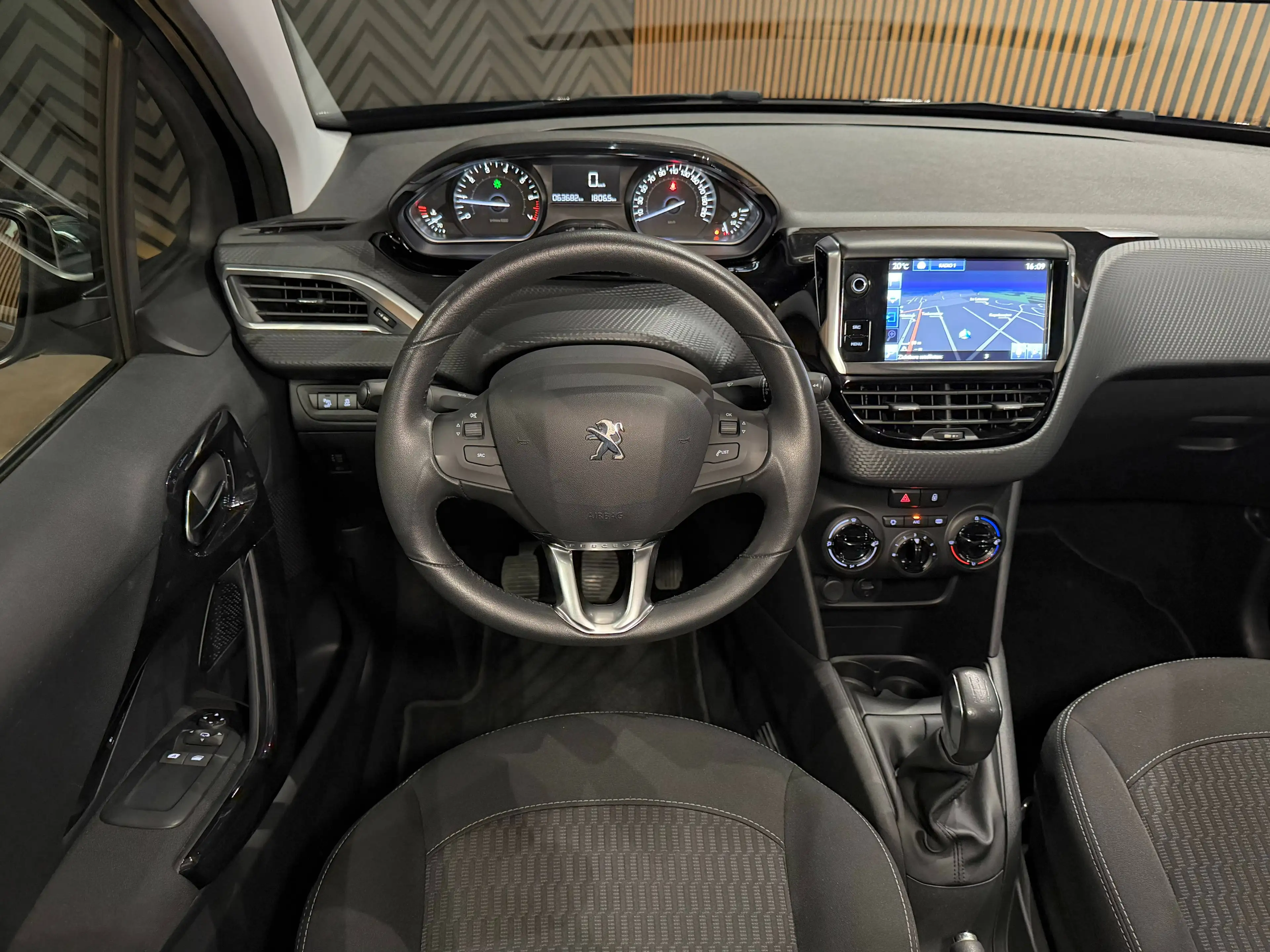 Peugeot 208 ✅1.2i 12 Maanden GARANTIE Airco Navi Parkeersensoren — photo 7
