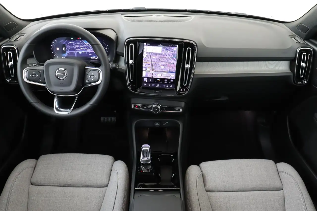 Volvo EX40 2026
