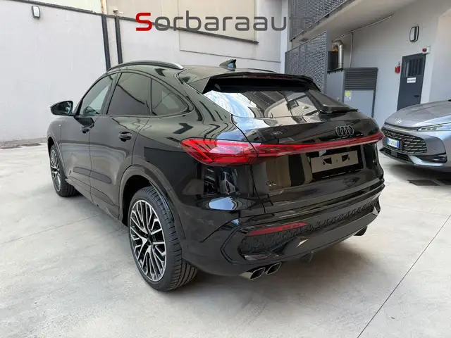 Audi Q5 view 3