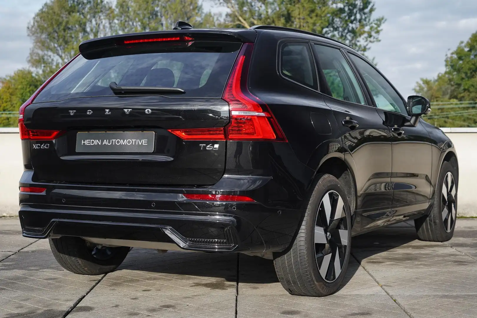 Volvo XC60 2.0 T6 Plug-in hybrid AWD Ultra Dark Verwarmbare v Schwarz - 2
