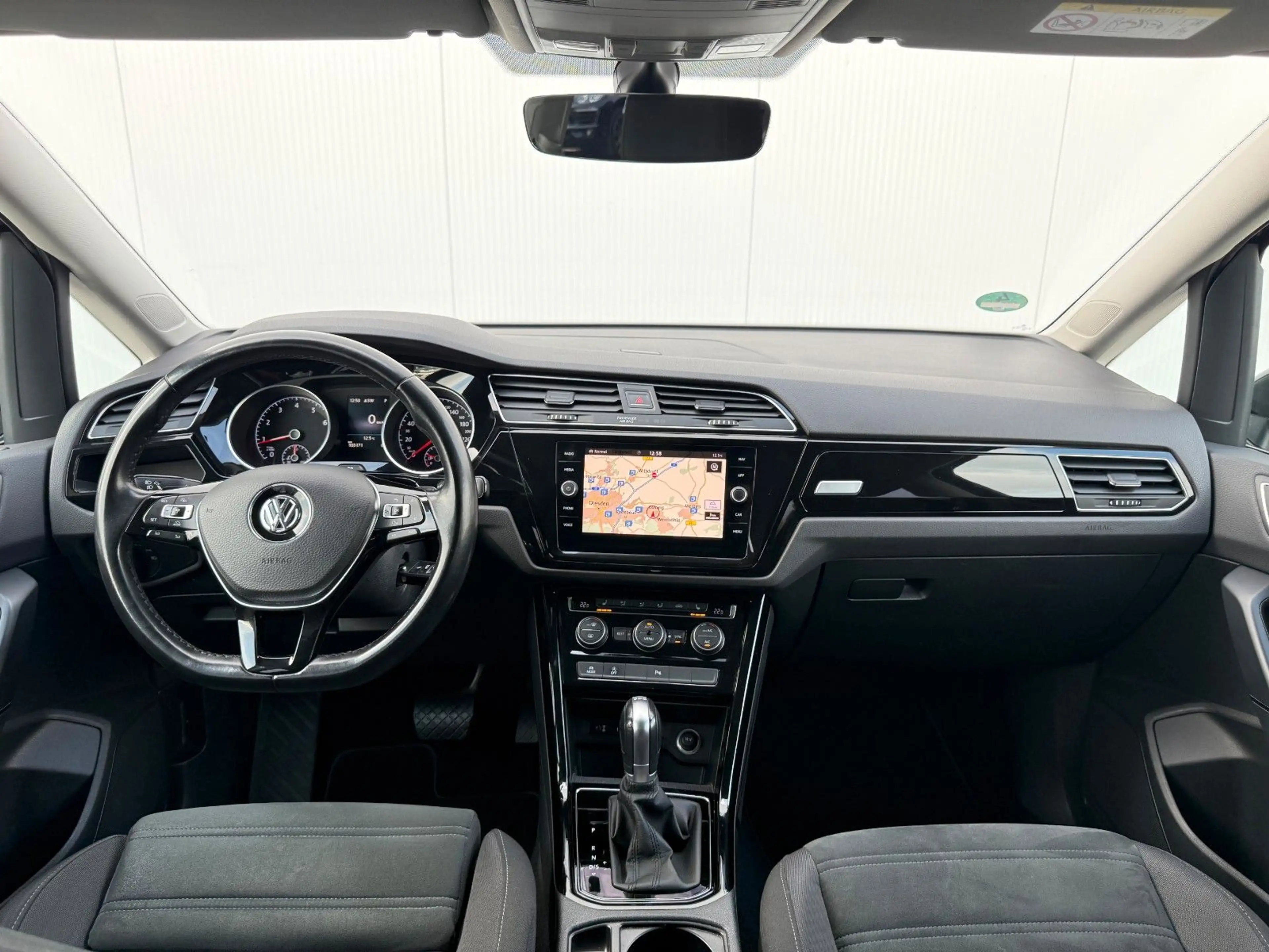 Volkswagen Touran 1.8TSI Highline AHK LED FACELIFT DSG — photo 14