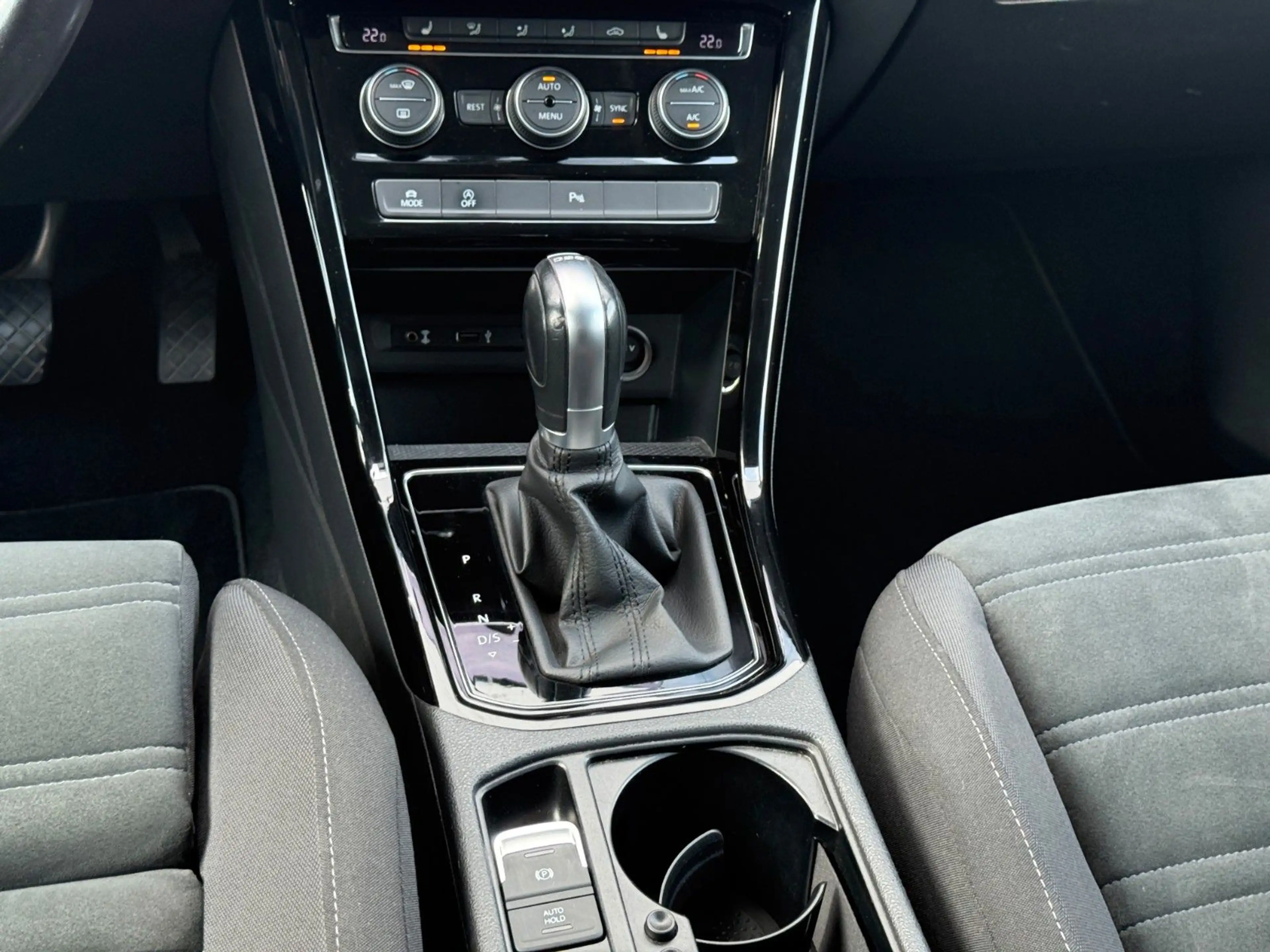 Volkswagen Touran 1.8TSI Highline AHK LED FACELIFT DSG — photo 13
