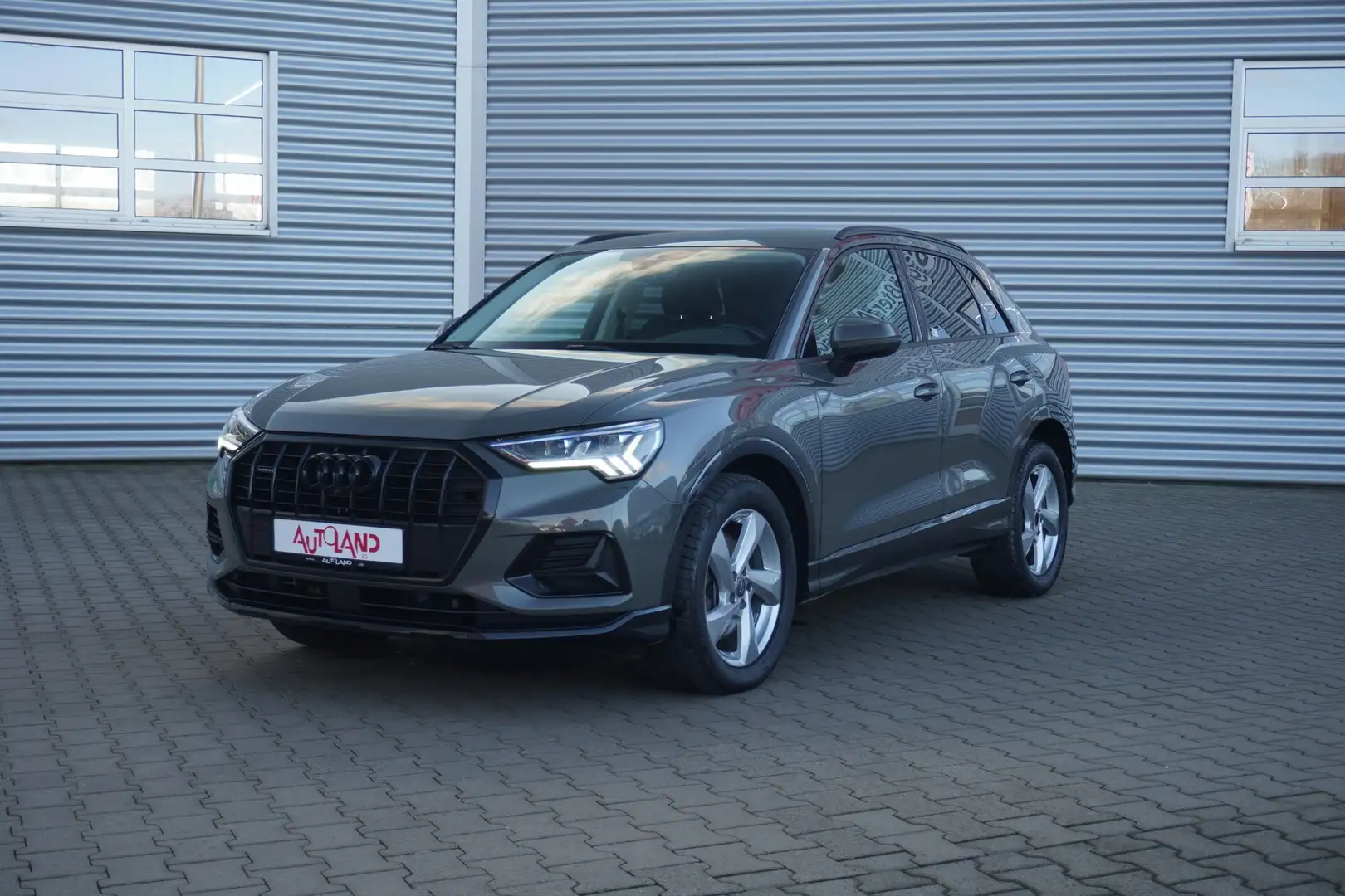 Audi Q3 40 2.0 TFSI quattro advanced 360° LED Navi Grau - 2