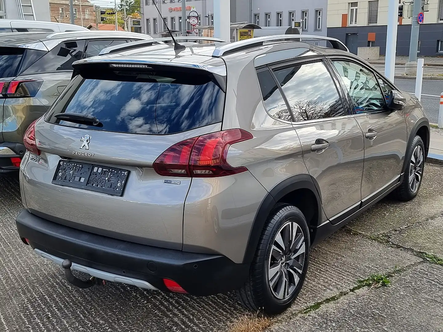 Peugeot 2008 1,2 PureTech 110 S&S Allure Grau - 2