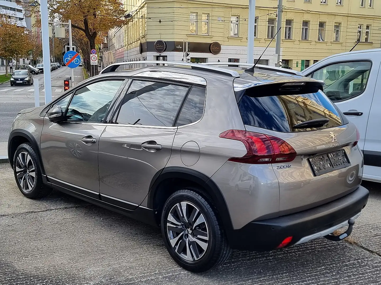 Peugeot 2008 1,2 PureTech 110 S&S Allure Grau - 1
