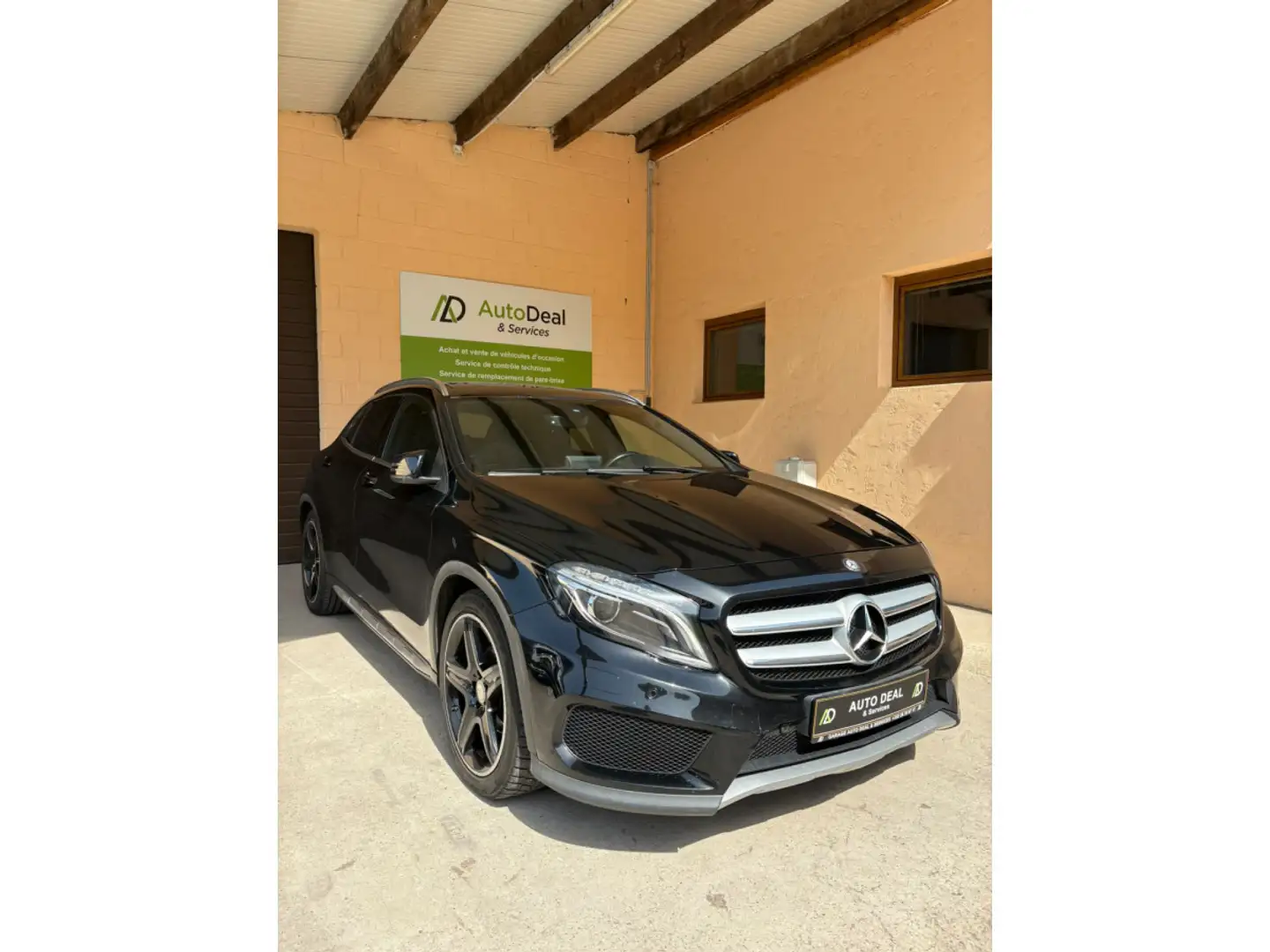 Mercedes-Benz GLA 200 d pack AMG Panorama Automatique Noir - 1
