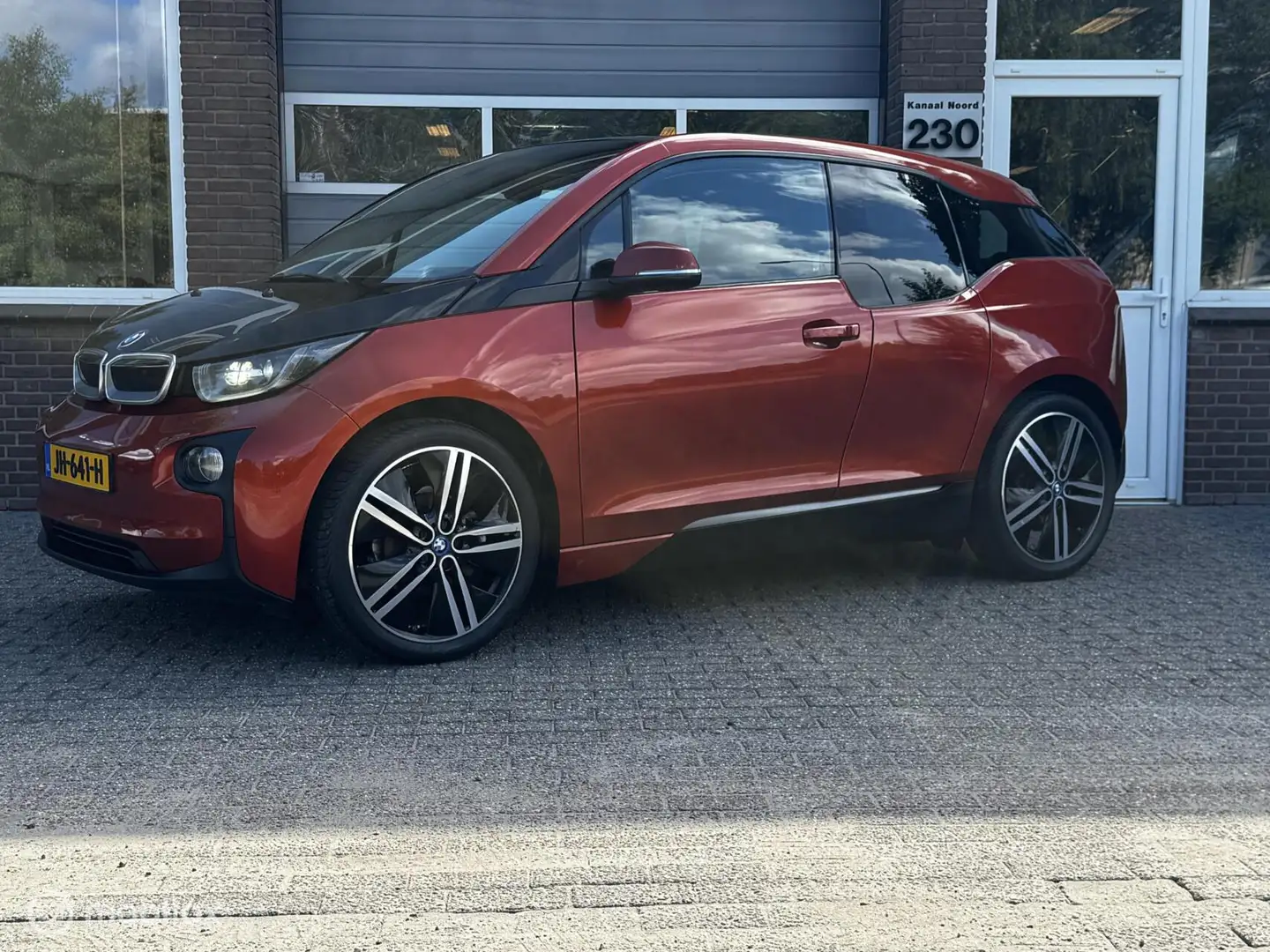 BMW i3 Comfort 22 kWh AUT LEDER/ECC-AIRCO/PANO/STOEL.VW Oranje - 1