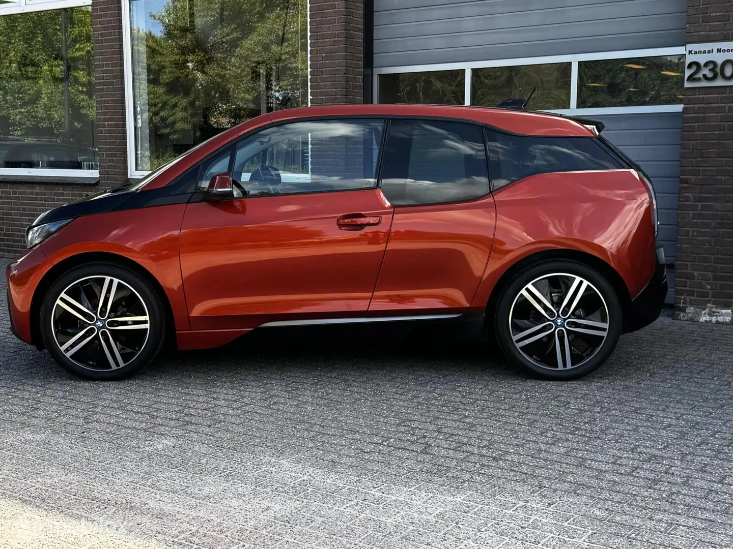 BMW i3 Comfort 22 kWh AUT LEDER/ECC-AIRCO/PANO/STOEL.VW Oranje - 2