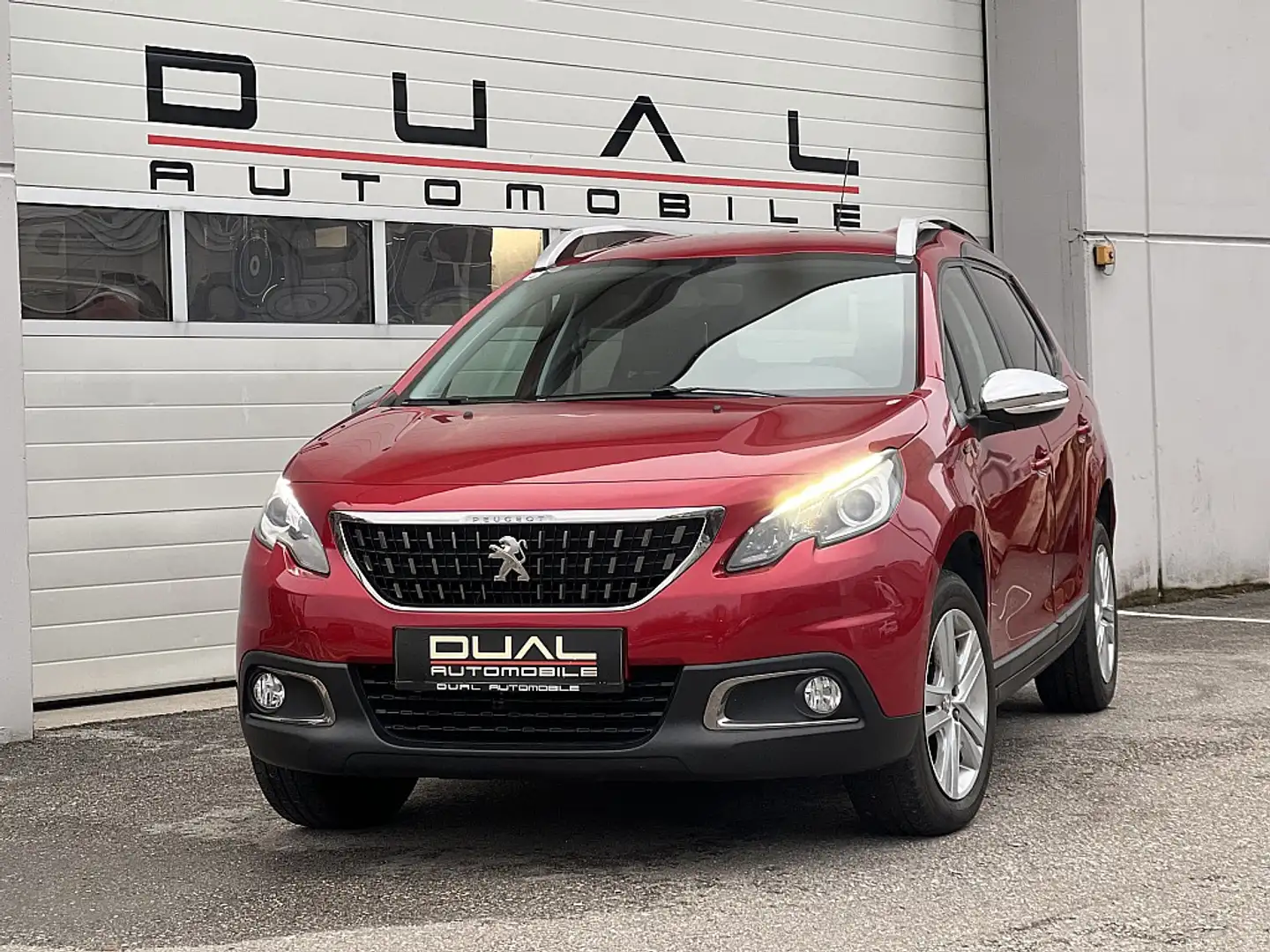 Peugeot 2008 1,2 PureTech Style Rot - 1