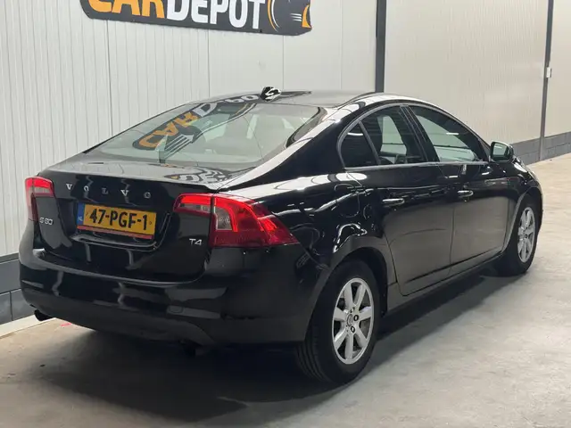 Volvo S60 view 5