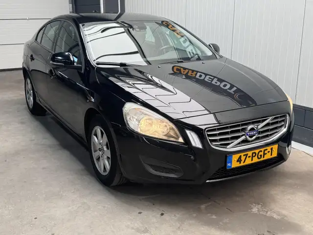 Volvo S60 view 3