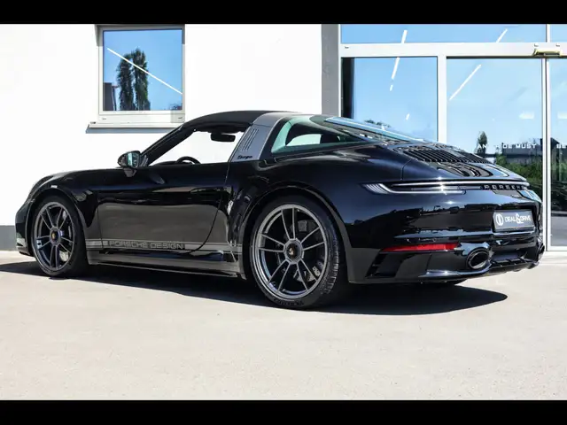 Porsche 911 view 3
