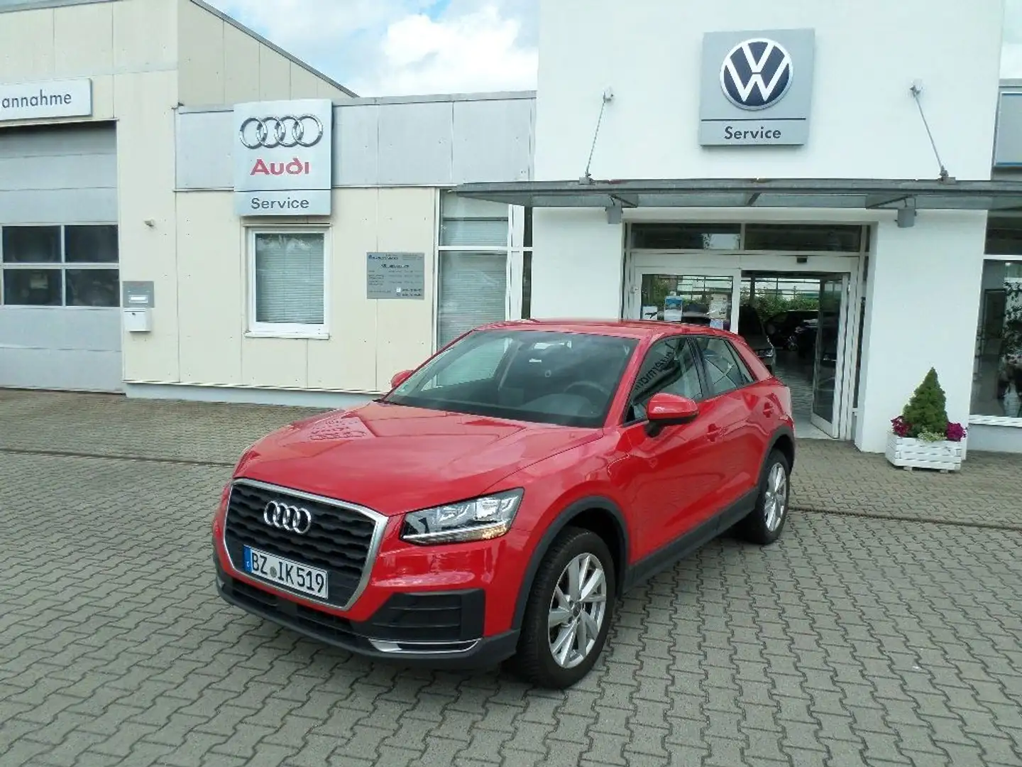 Audi Q2 35 TFSI basis Rot - 1