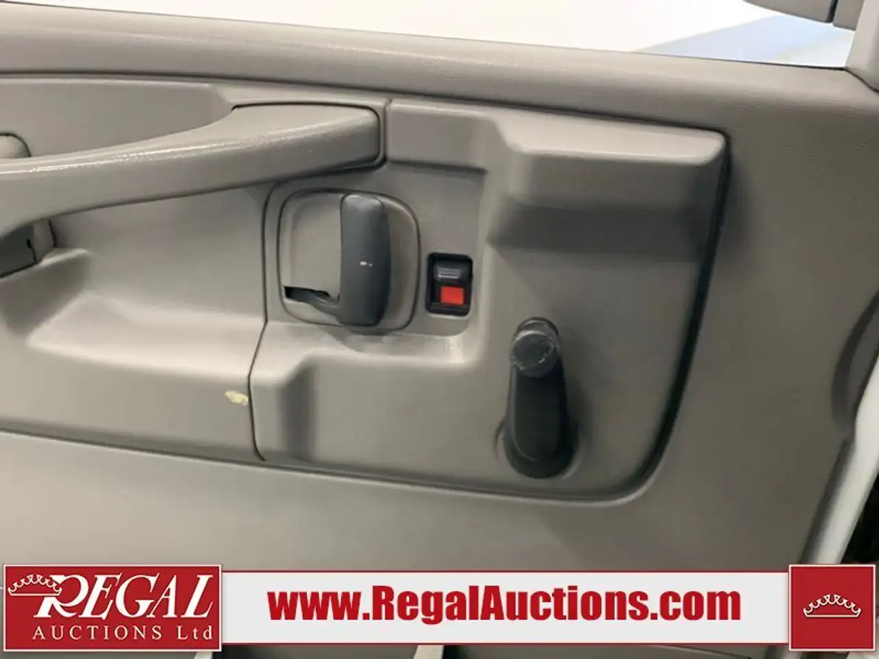 GMC Savana снимка GMC Savana
