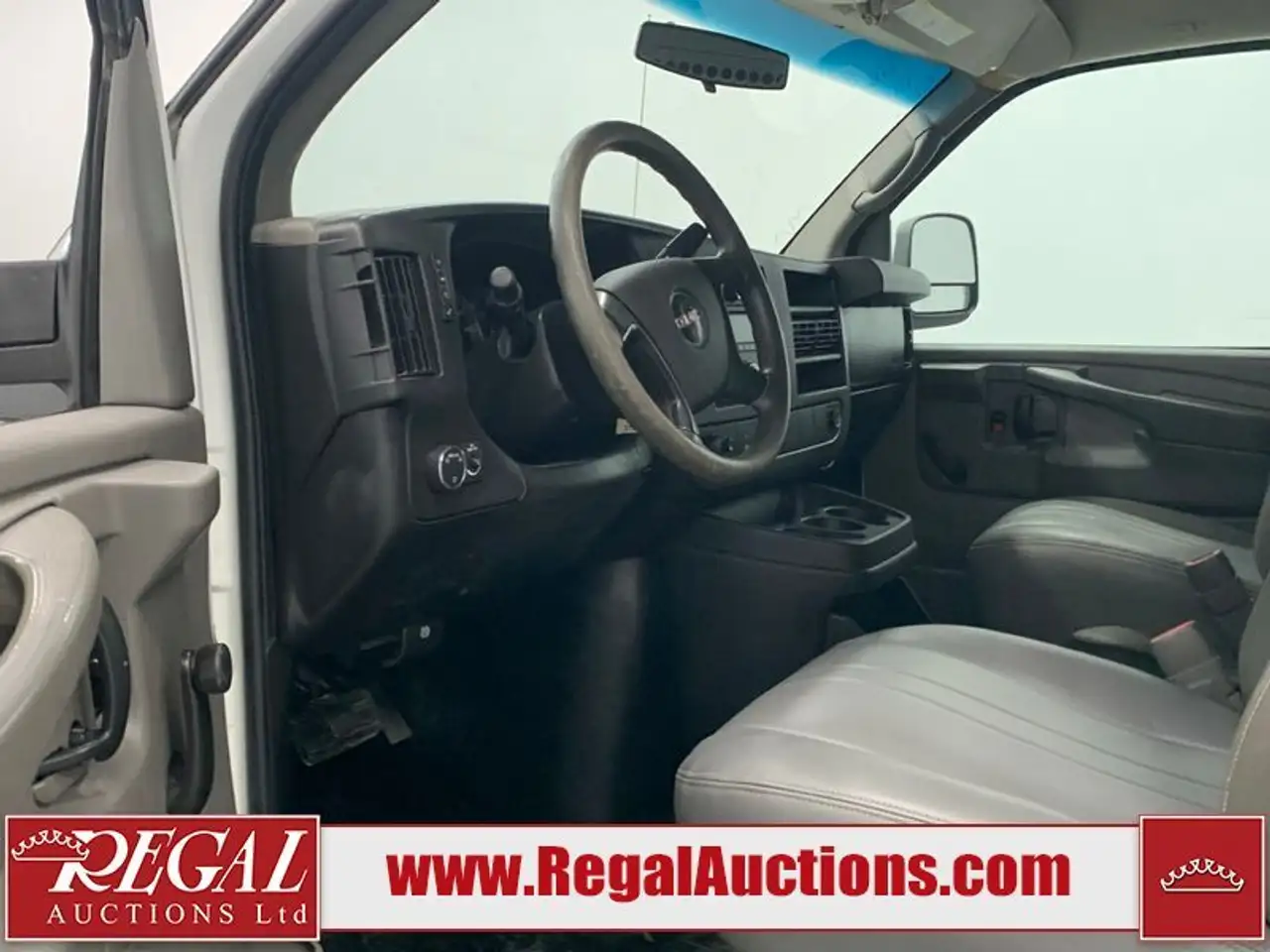 GMC Savana снимка GMC Savana