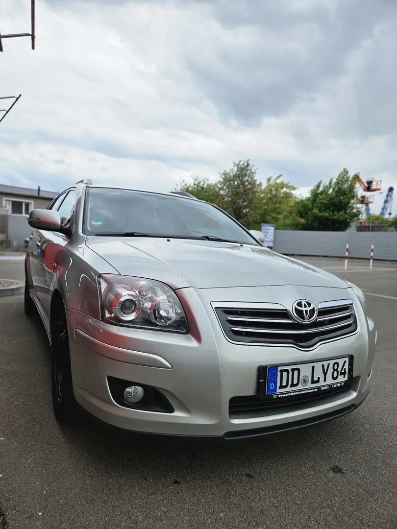 Toyota Avensis 2.2 D-CAT Sol Gris - 1