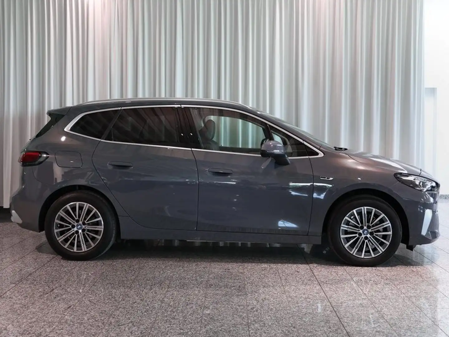 BMW 225 e xDrive Active Tourer DrivAssPlus AHK HUD Šedá - 2