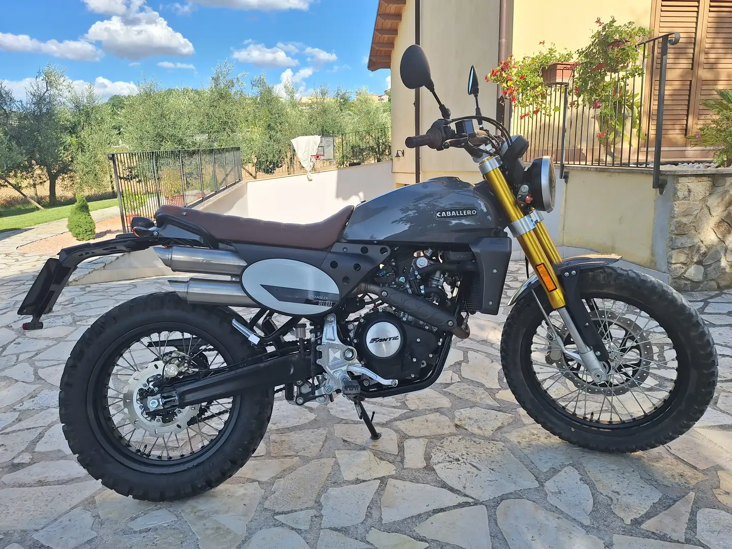Fantic Caballero 125 Scrambler Deluxe Gris - 2