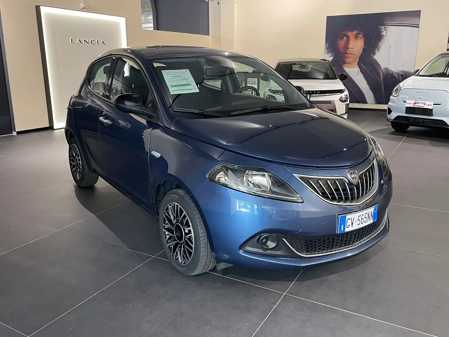 Lancia Ypsilon My23 1.0 Firefly 70 CvStart&Stop Hybrid Gold Blu/Azzurro - 1