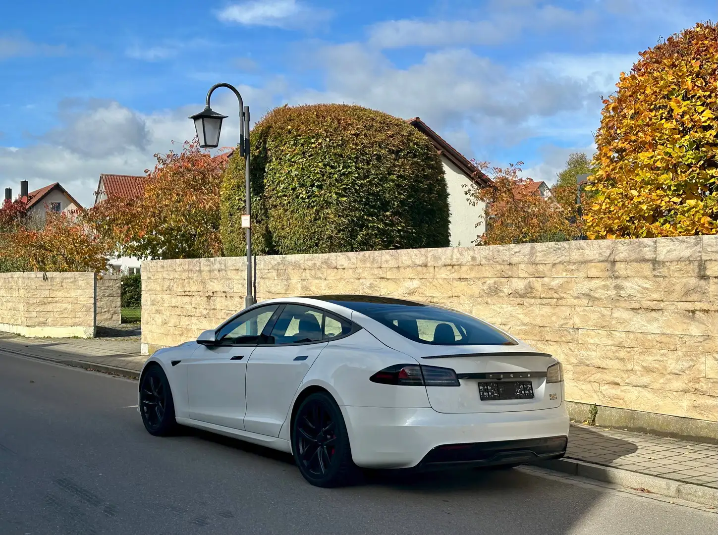 Tesla Model S Plaid PD2023=HW4+Upgrade-Bremse*Yoke*21"Arachn*AHK Blanc - 1