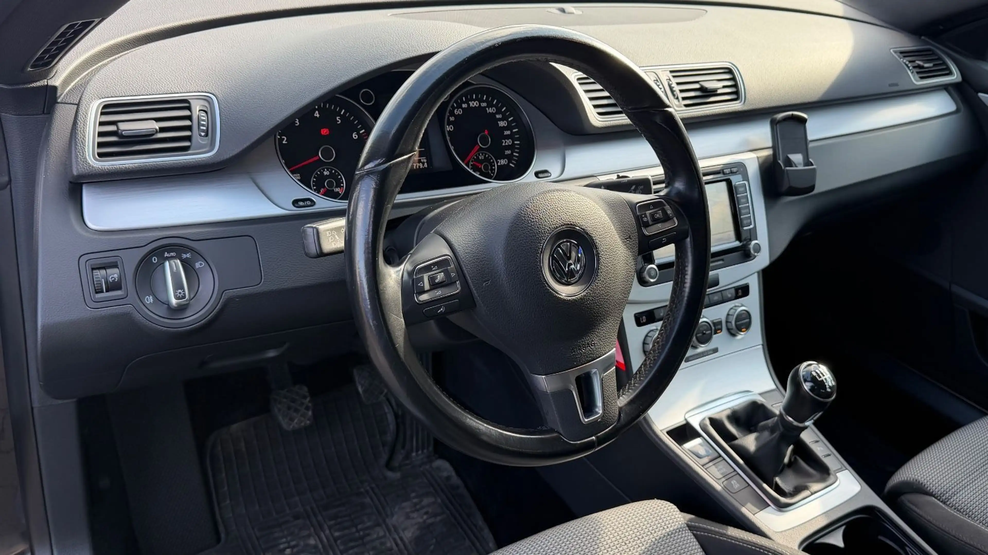 Volkswagen CC Basis BMT *KAMERA*8FACH*NAVI*AHK*XENON*SZHG* — photo 8
