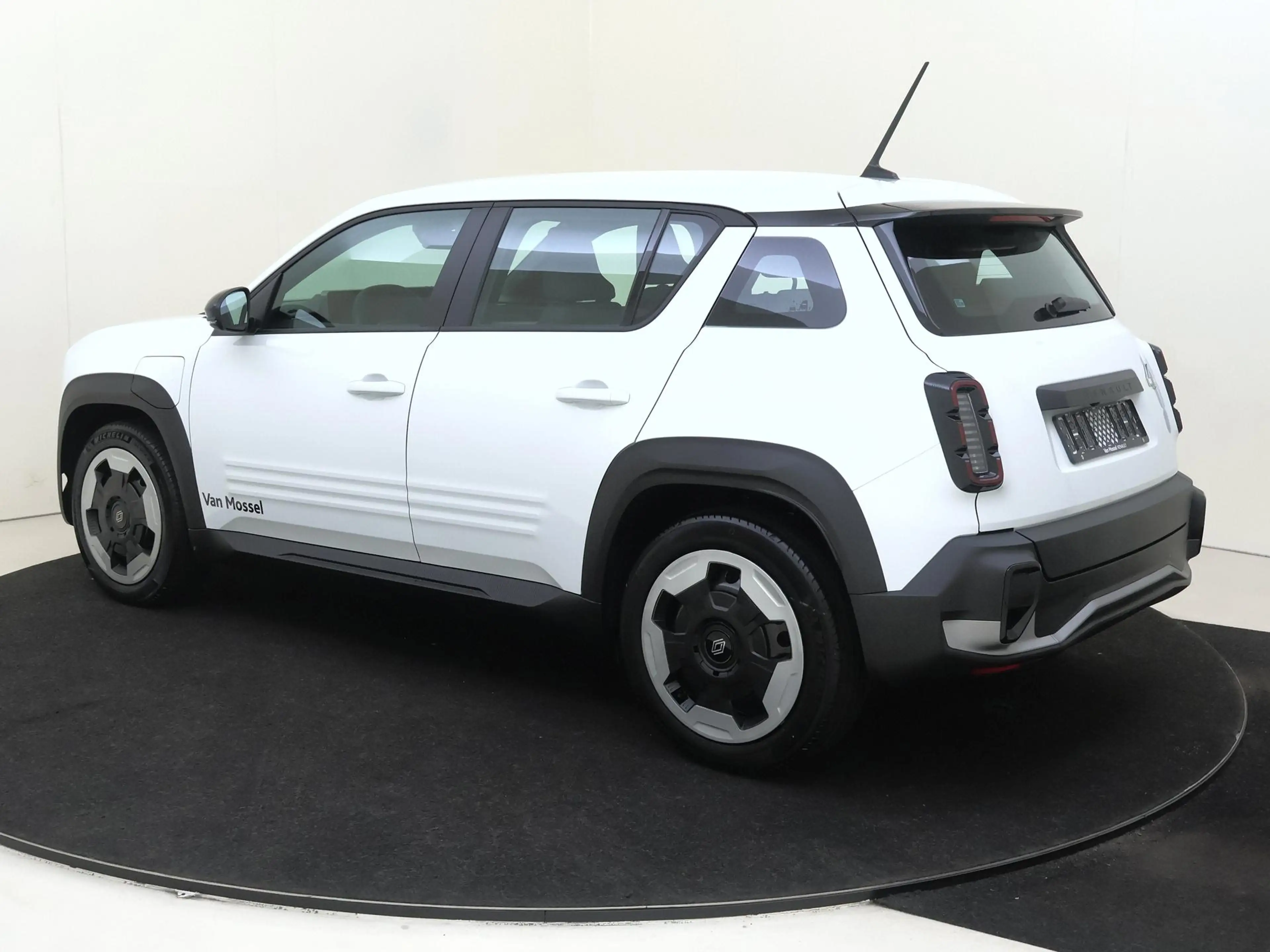 Renault R 4 urban range evolution 40 kWh | Apple & Android Car — photo 3