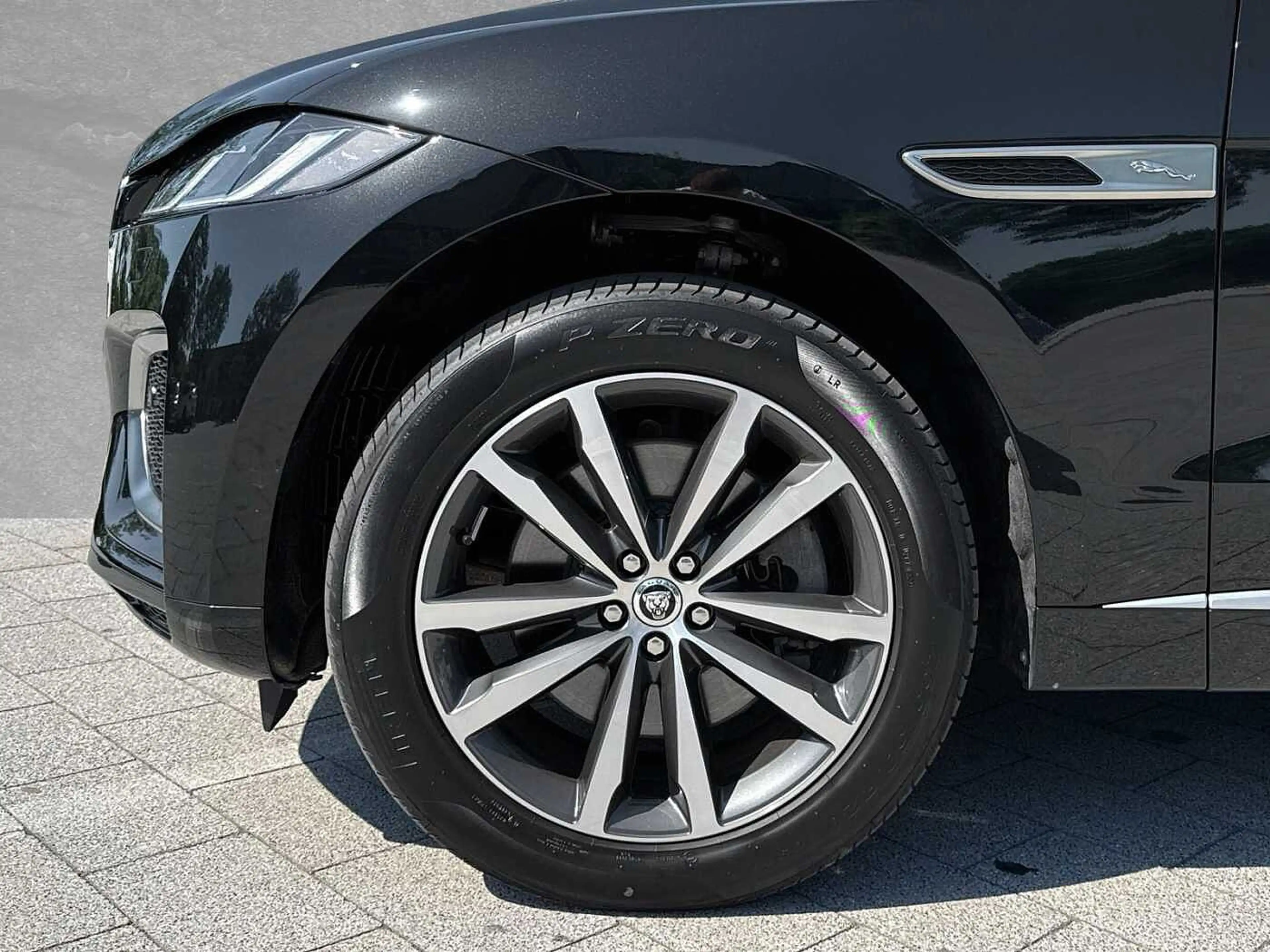 Jaguar F-Pace Diesel D300 AWD R-Dynamic SE — photo 9