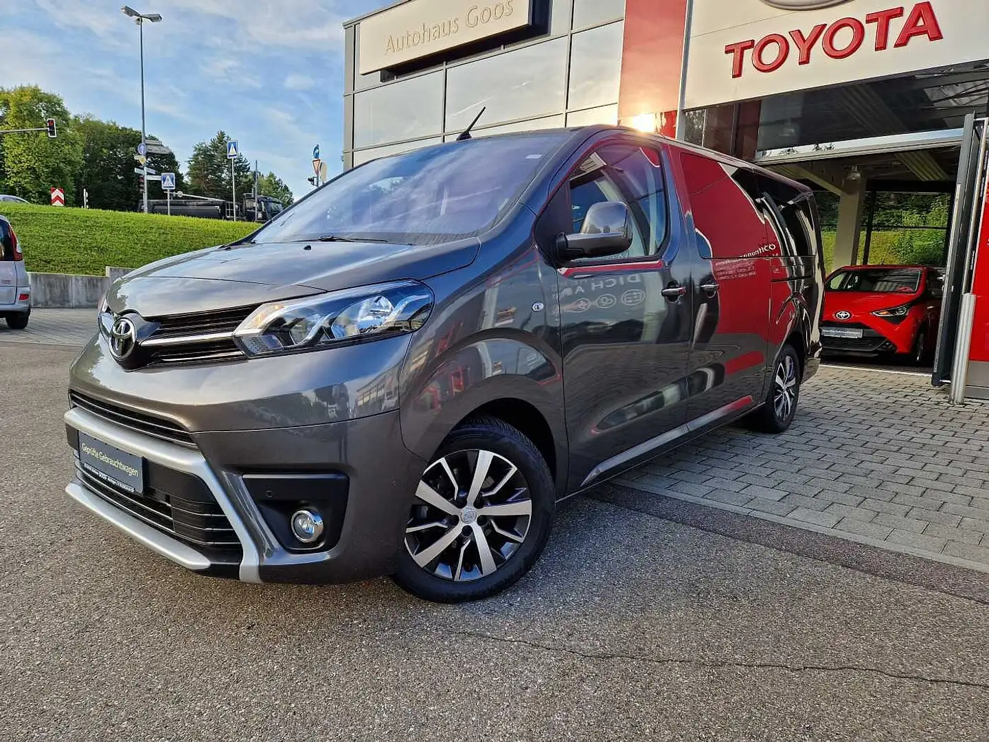 Toyota Proace D-4D 2,0-l-L2 Verso Shuttle Comfort Grau - 1