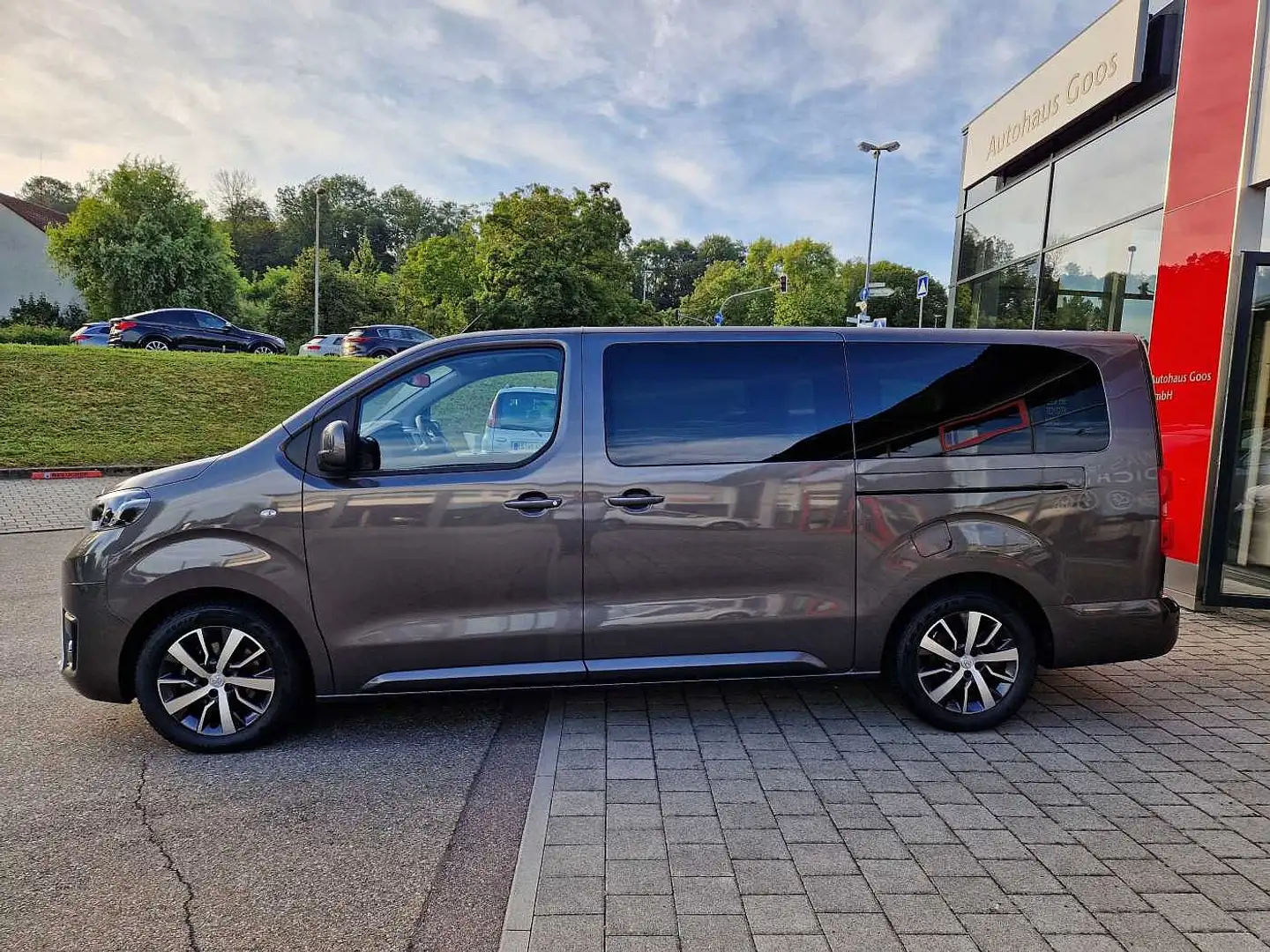 Toyota Proace D-4D 2,0-l-L2 Verso Shuttle Comfort Grau - 2