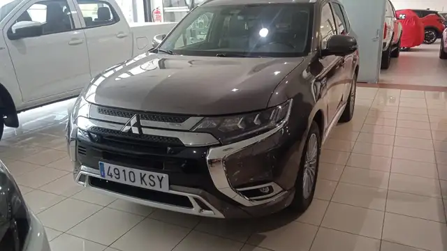 Mitsubishi Outlander PHEV Kaiteki 4WD