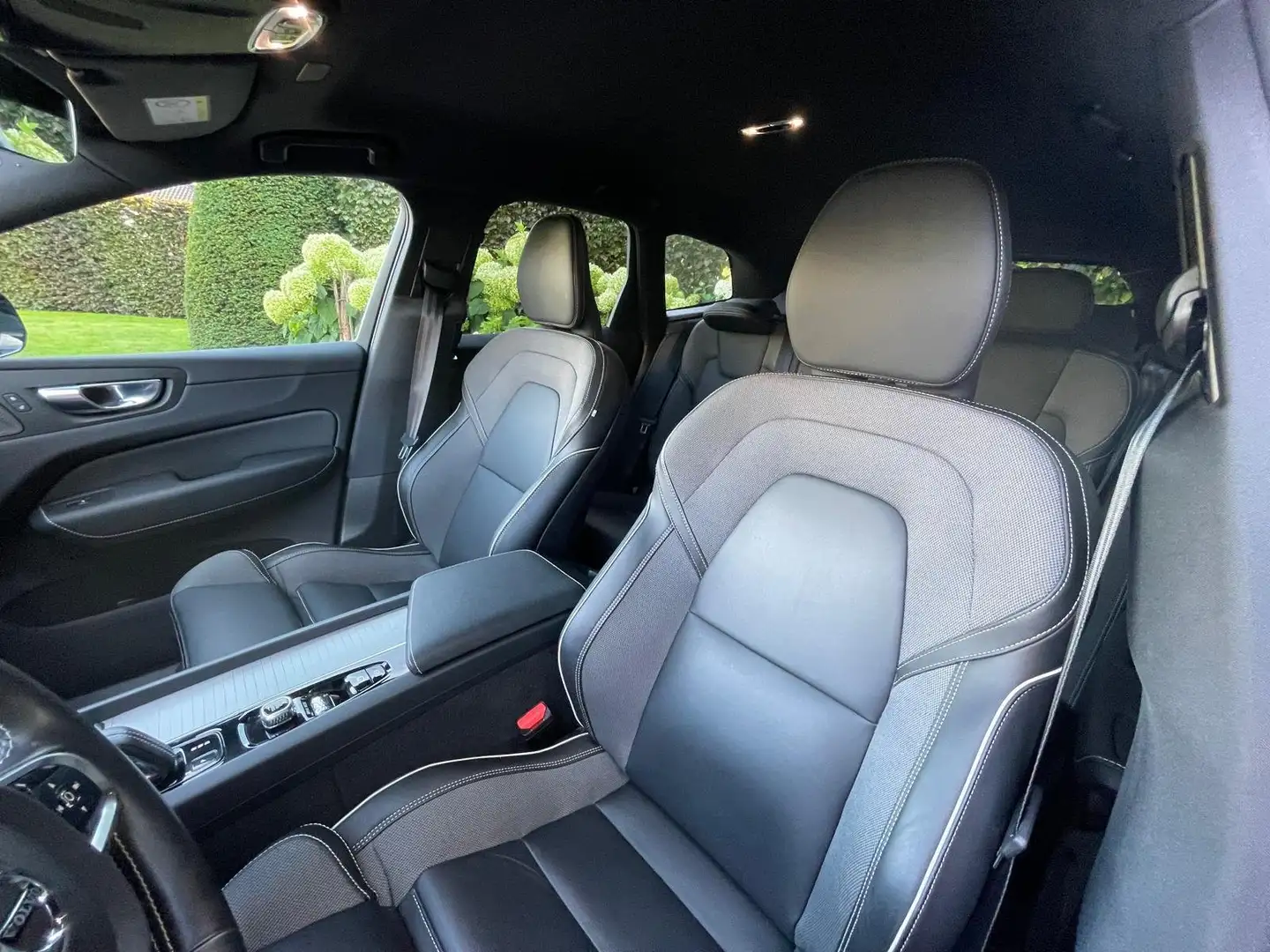 Volvo XC60 R-Design, B4 Mild-Hybrid Benzine Noir - 2
