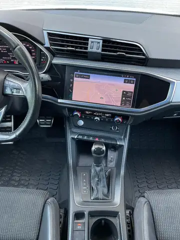 Audi Q3 view 12