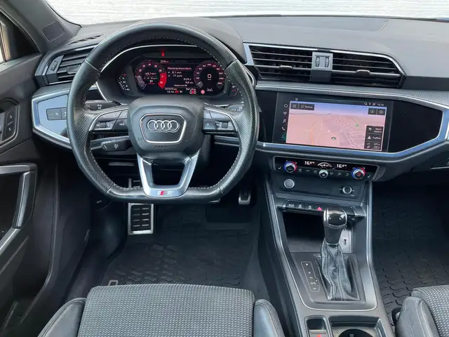 Audi Q3 view 11