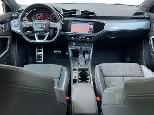 Audi Q3 view 9