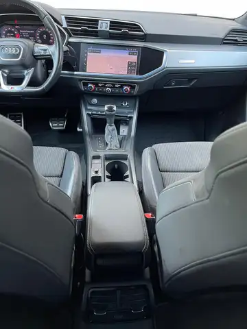 Audi Q3 view 13