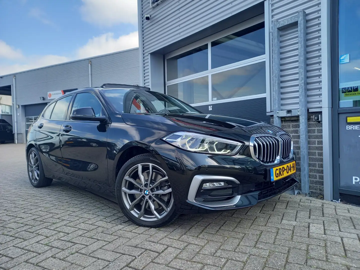 BMW 120 1-serie 120i 180PK High Executive - PANO - LEER - Černá - 2