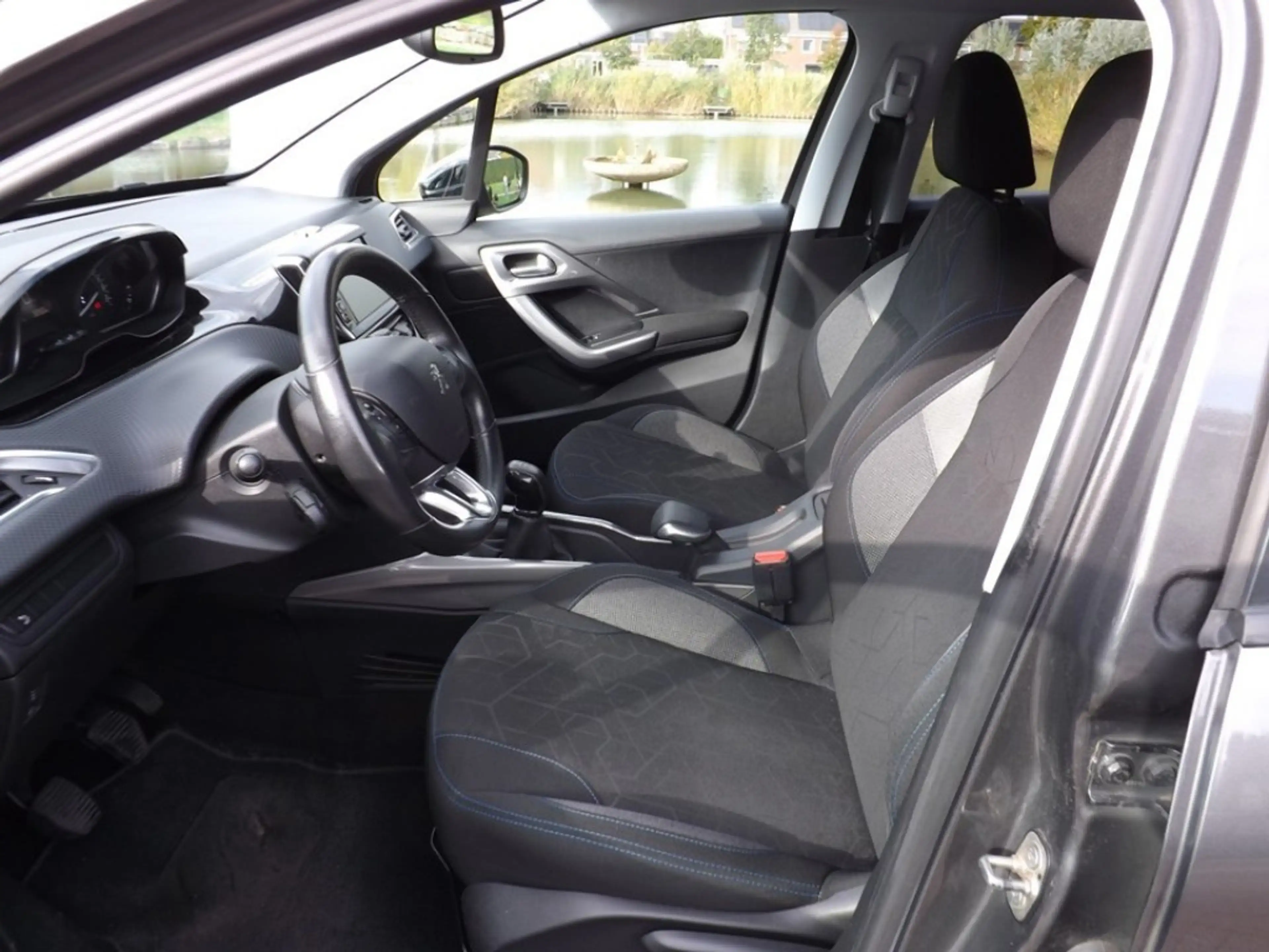 Peugeot 2008 1.2 PURETECH ALLURE — photo 9