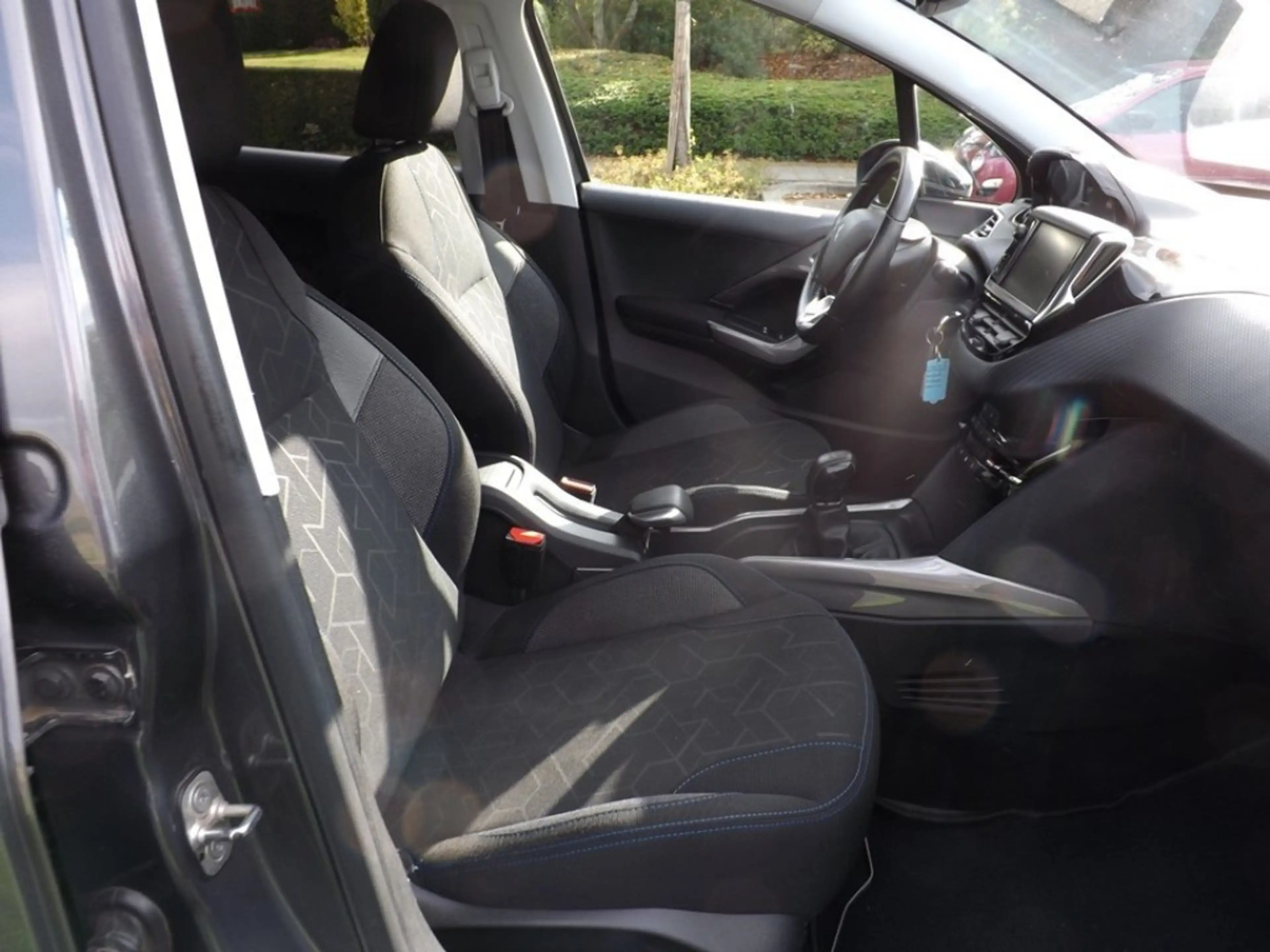 Peugeot 2008 1.2 PURETECH ALLURE — photo 13