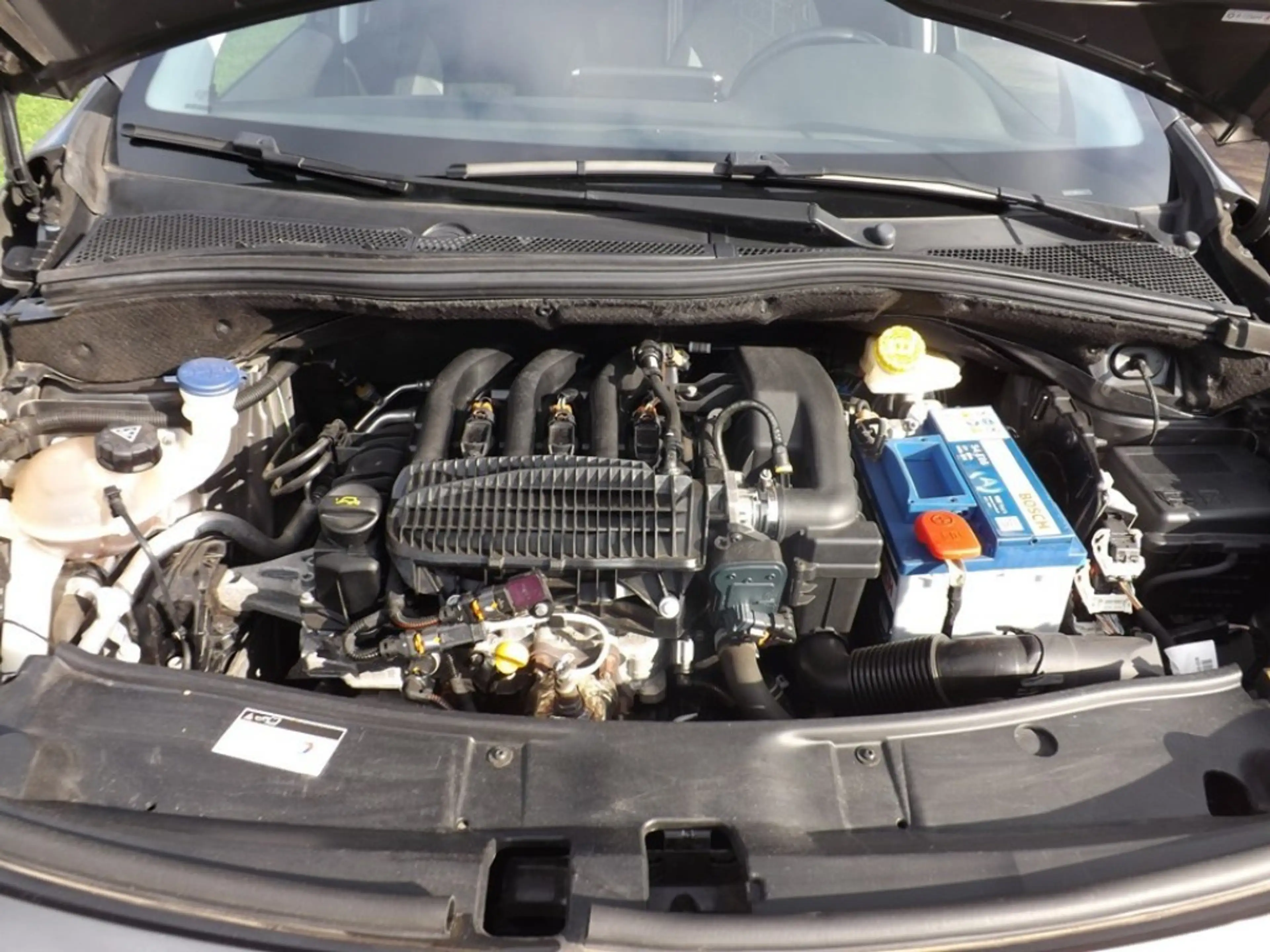 Peugeot 2008 1.2 PURETECH ALLURE — photo 14