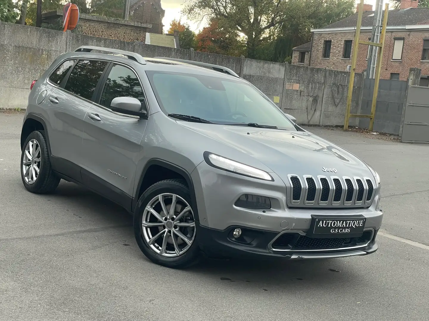 Jeep Cherokee Cherokee 2.0 MJD 4WD Limited full option B. AUTO Gris - 2