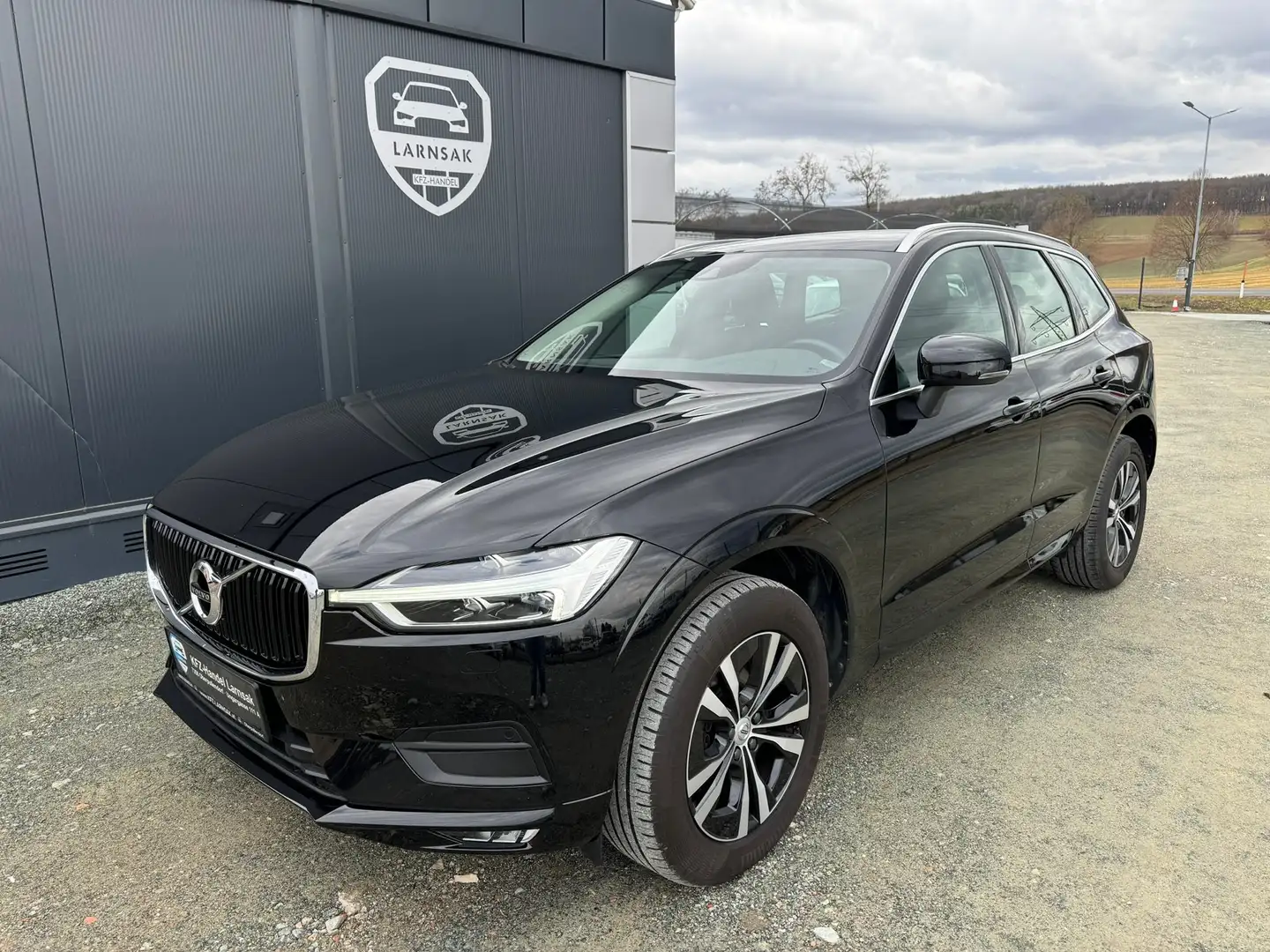 Volvo XC60 Momentum Pro AWD Schwarz - 1
