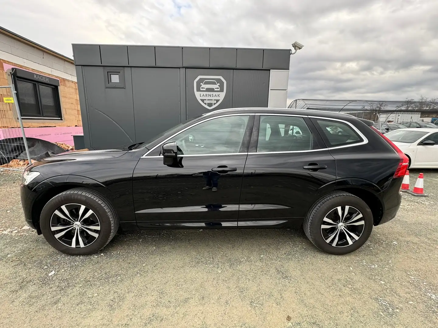 Volvo XC60 Momentum Pro AWD Schwarz - 2