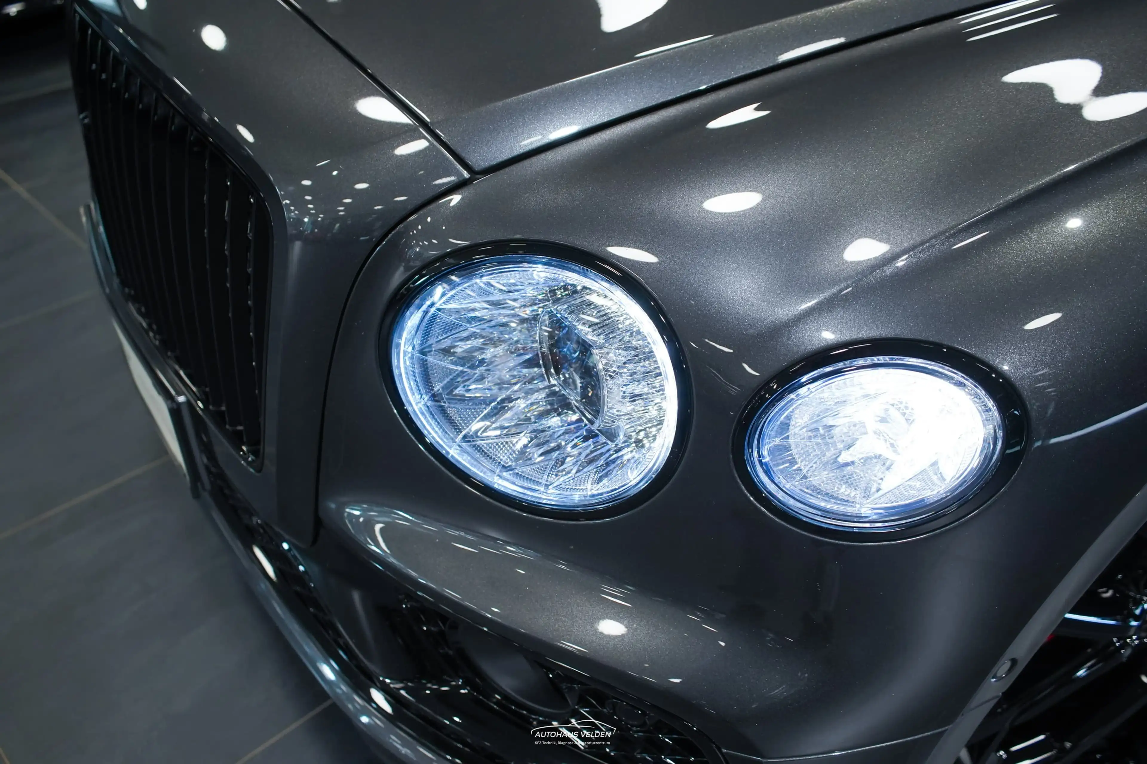 Bentley Flying Spur New Hybrid S — photo 9