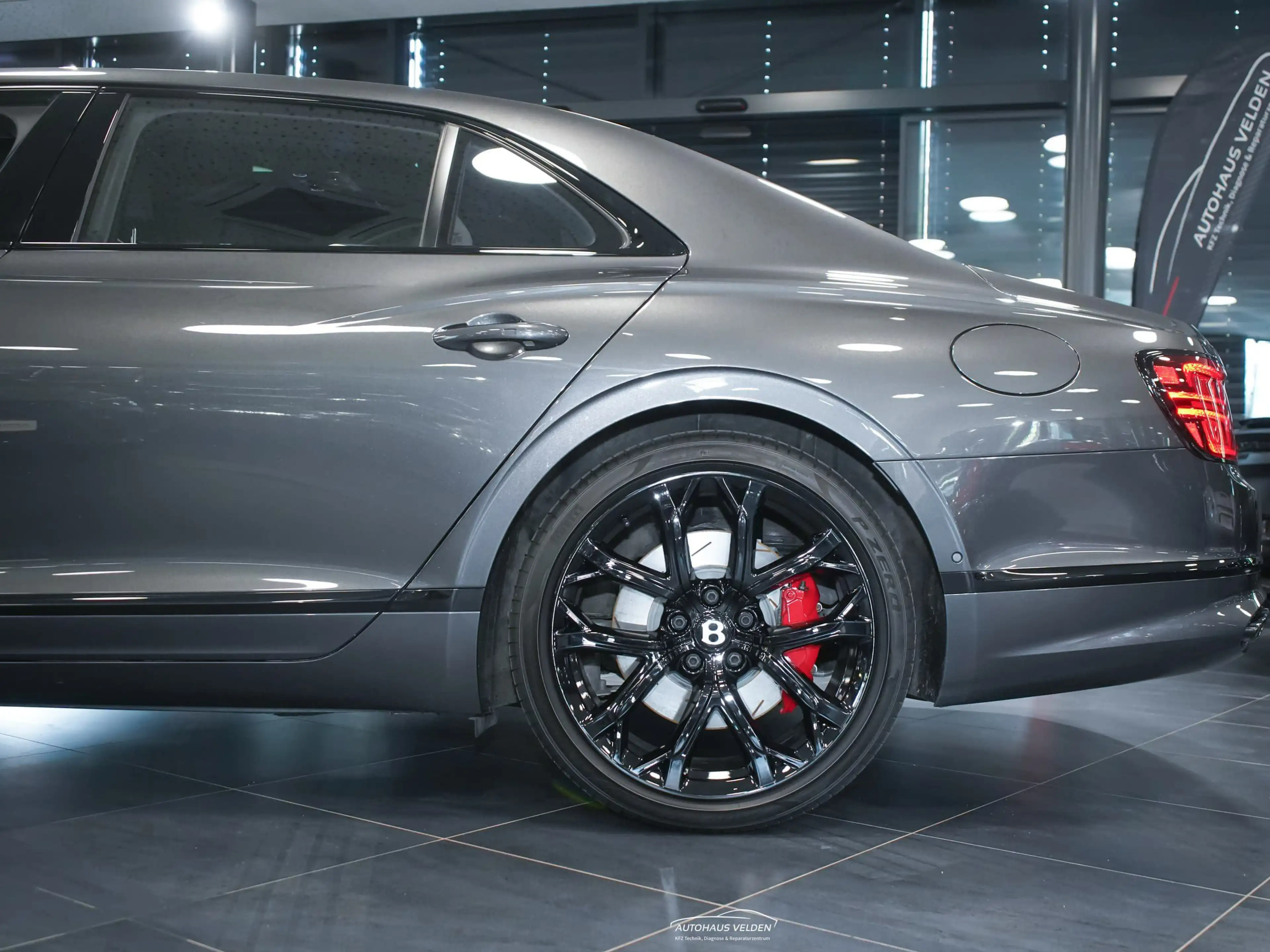 Bentley Flying Spur New Hybrid S — photo 4