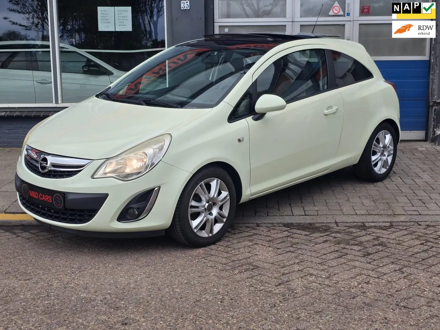 Opel Corsa 1.4-16V Cosmo PANO CR CONTROL NAP STOEL VERW Groen - 1