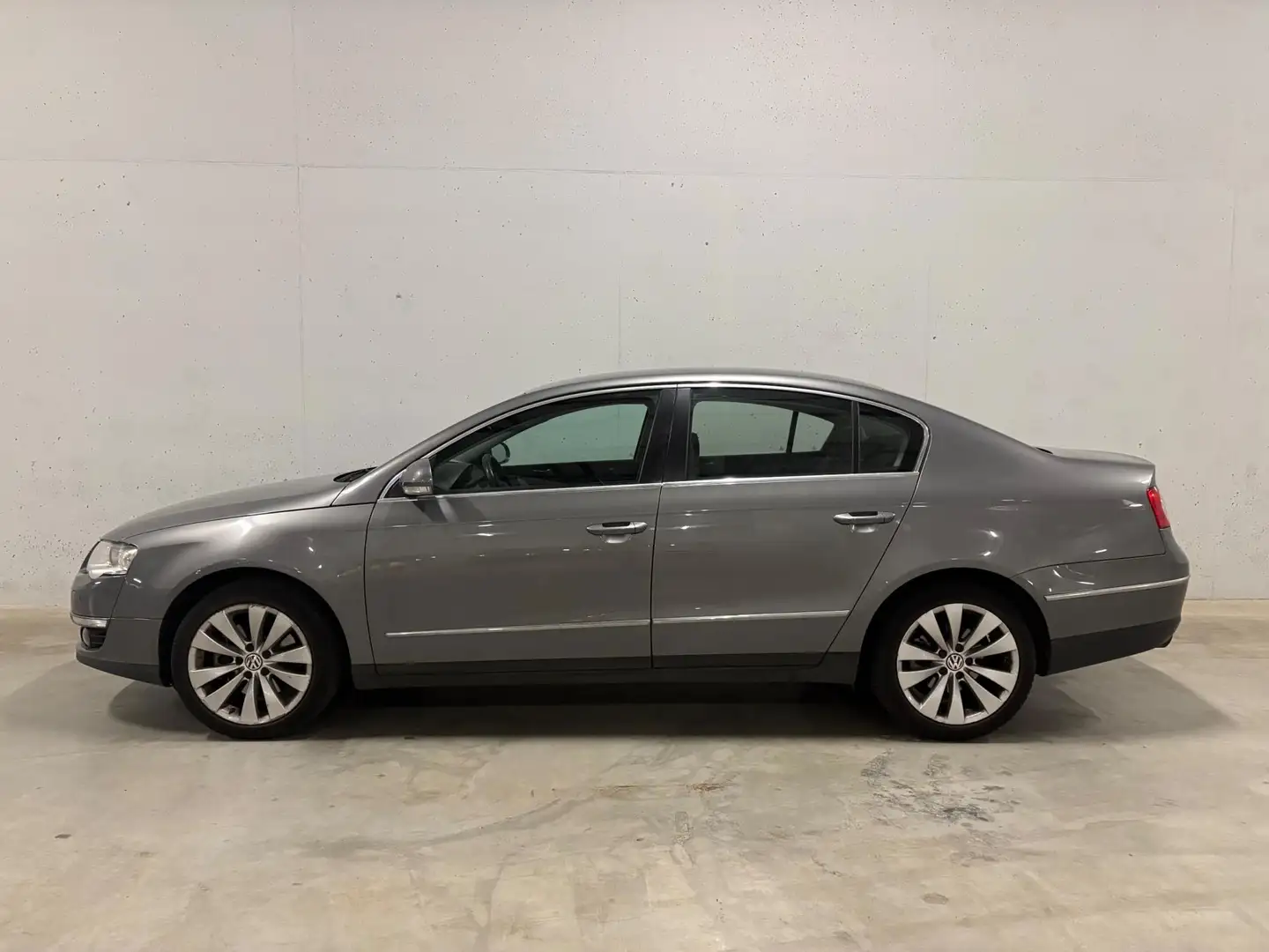 Volkswagen Passat 2.0 FSI Automaat Trekhaak APK Grijs - 2